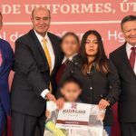 Entrega Julio Menchaca uniformes, útiles y libros de texto gratuitos
