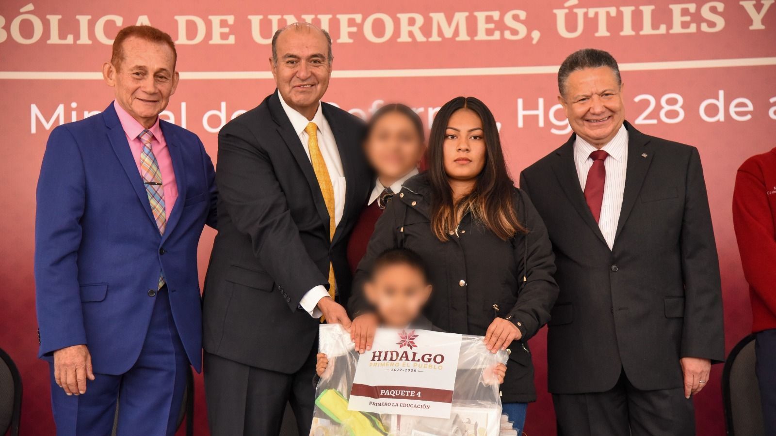 Entrega Julio Menchaca uniformes, útiles y libros de texto gratuitos