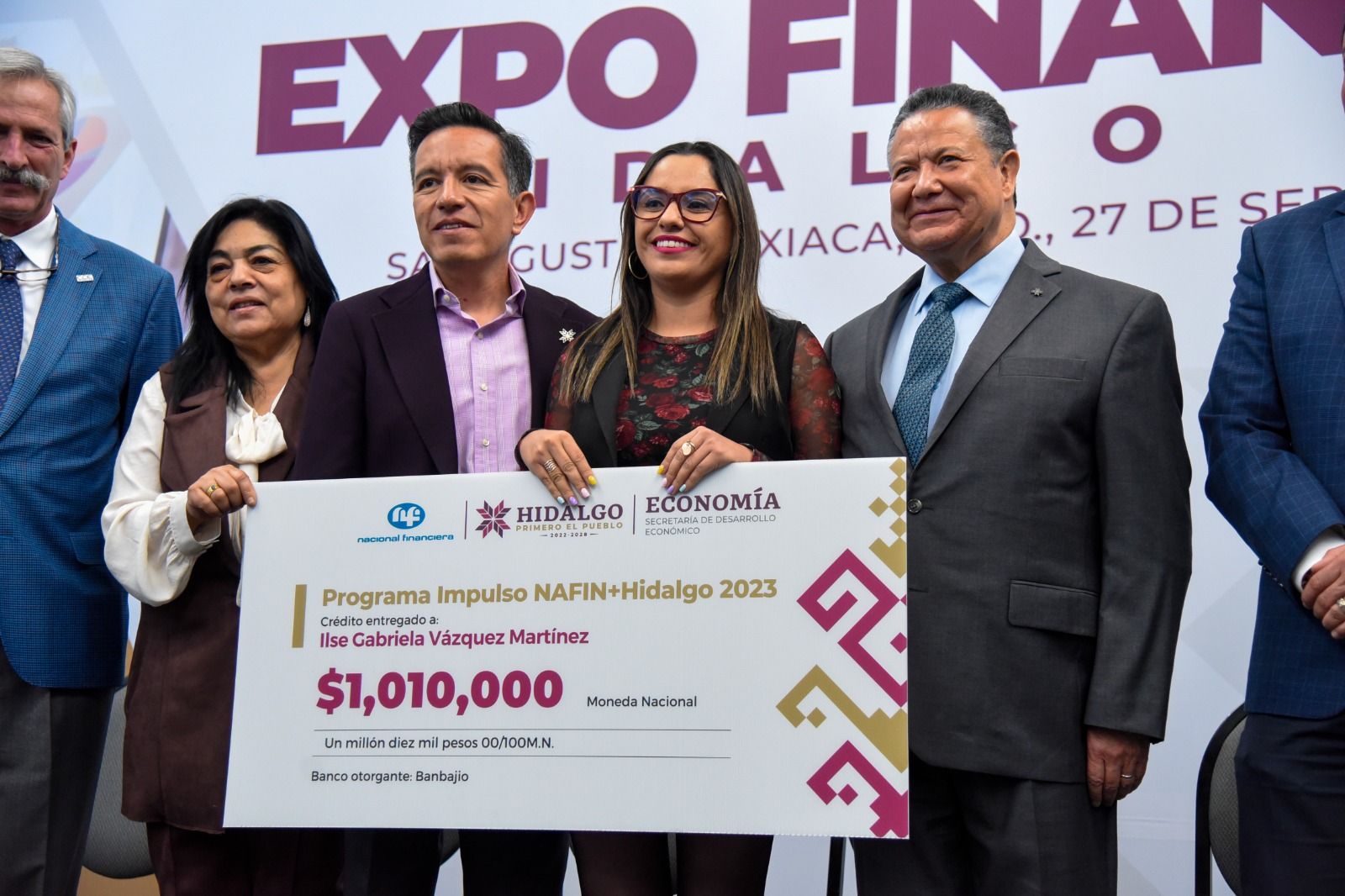 Entrega Menchaca créditos en beneficio de empresas hidalguenses