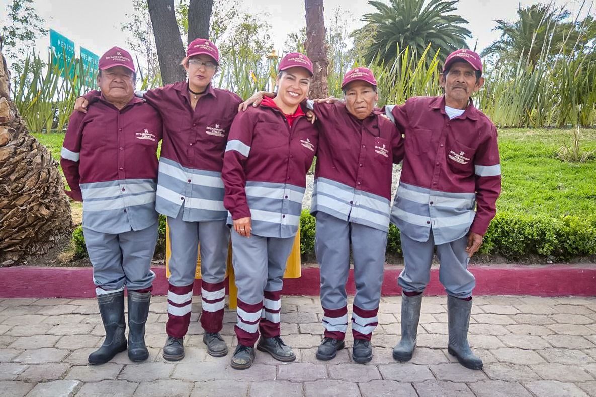 Entregan uniformes a personal de Infraestructura Pública