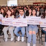 Garantiza Menchaca continuidad escolar con becas a estudiantes