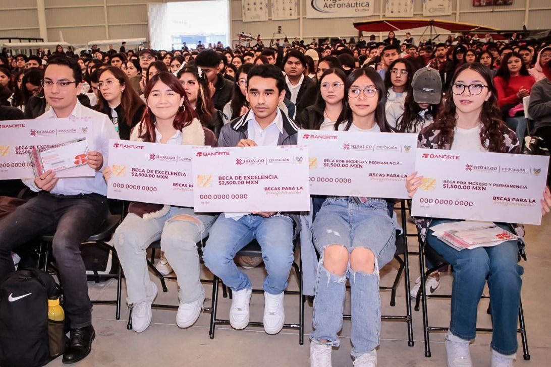 Garantiza Menchaca continuidad escolar con becas a estudiantes