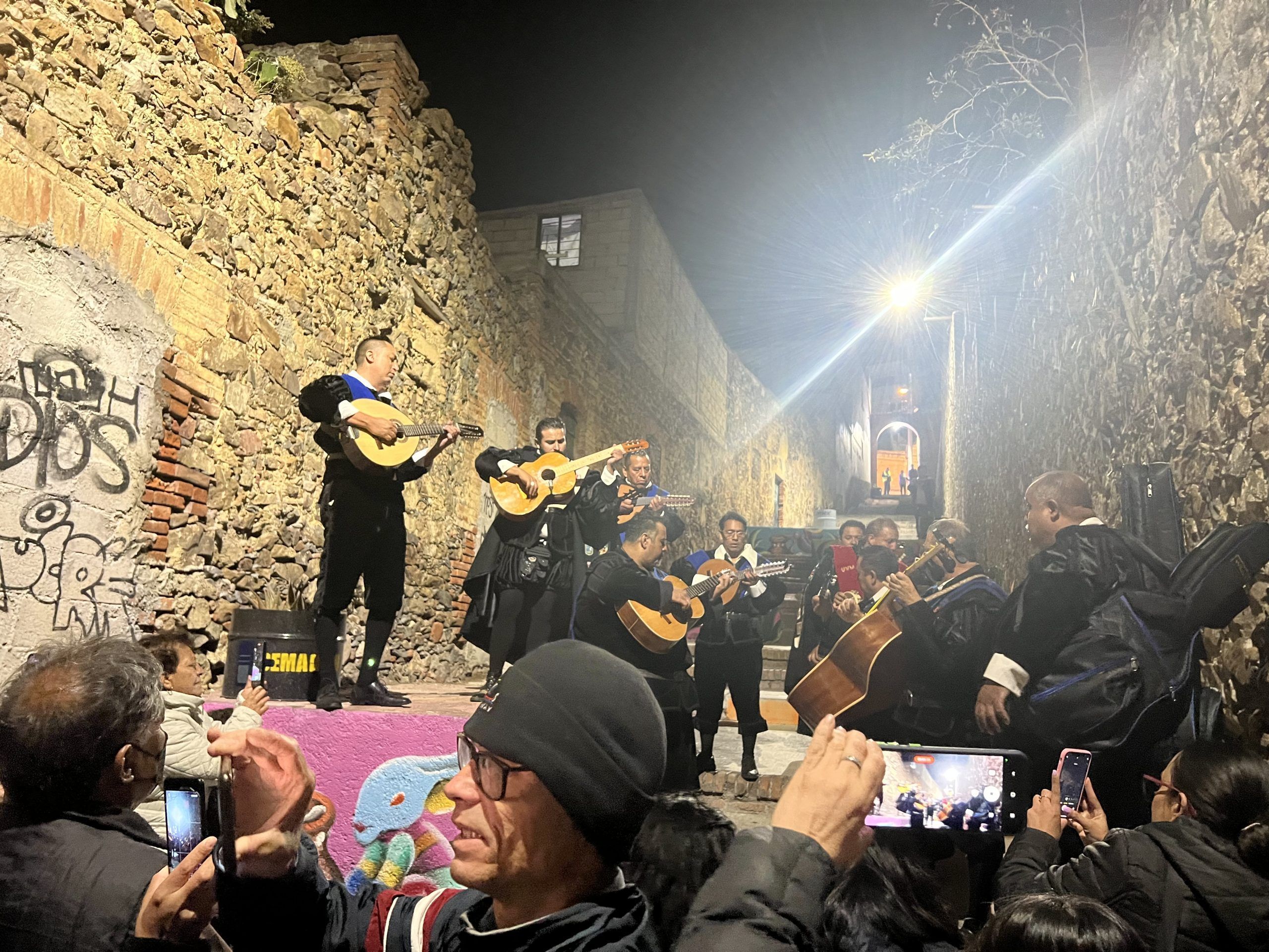 No te pierdas la callejoneada por el barrio mágico El Arbolito