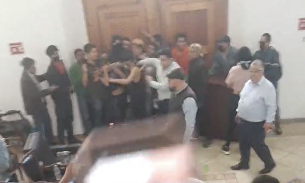 Agreden a estudiantes de la UAEH tras ingresar a edificio de Abasolo