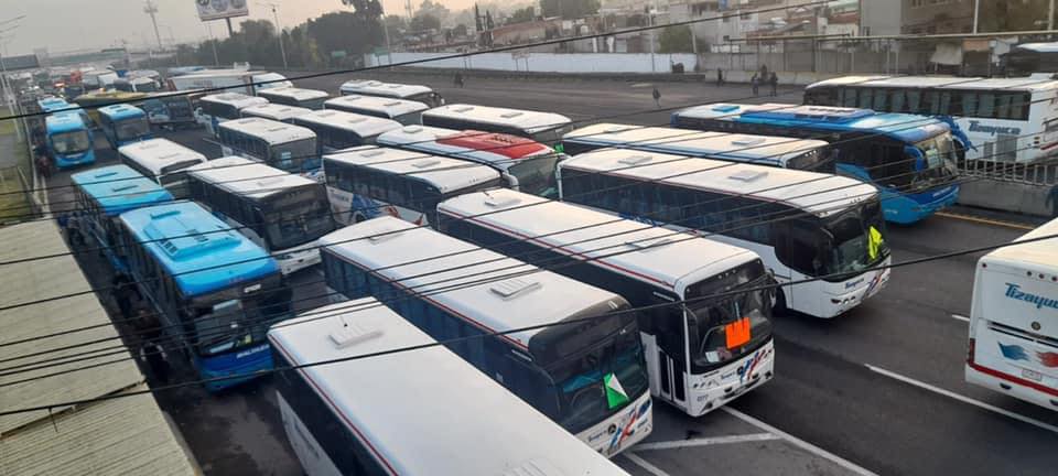 ¿Qué solicitan los transportistas que bloquean la autopista México-Pachuca?