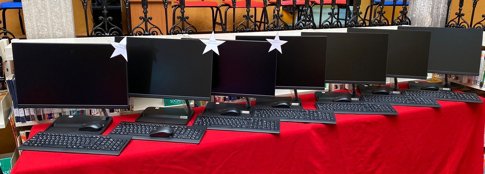 Mujer migrante anónima dona computadoras a bibliotecas de Tulancingo