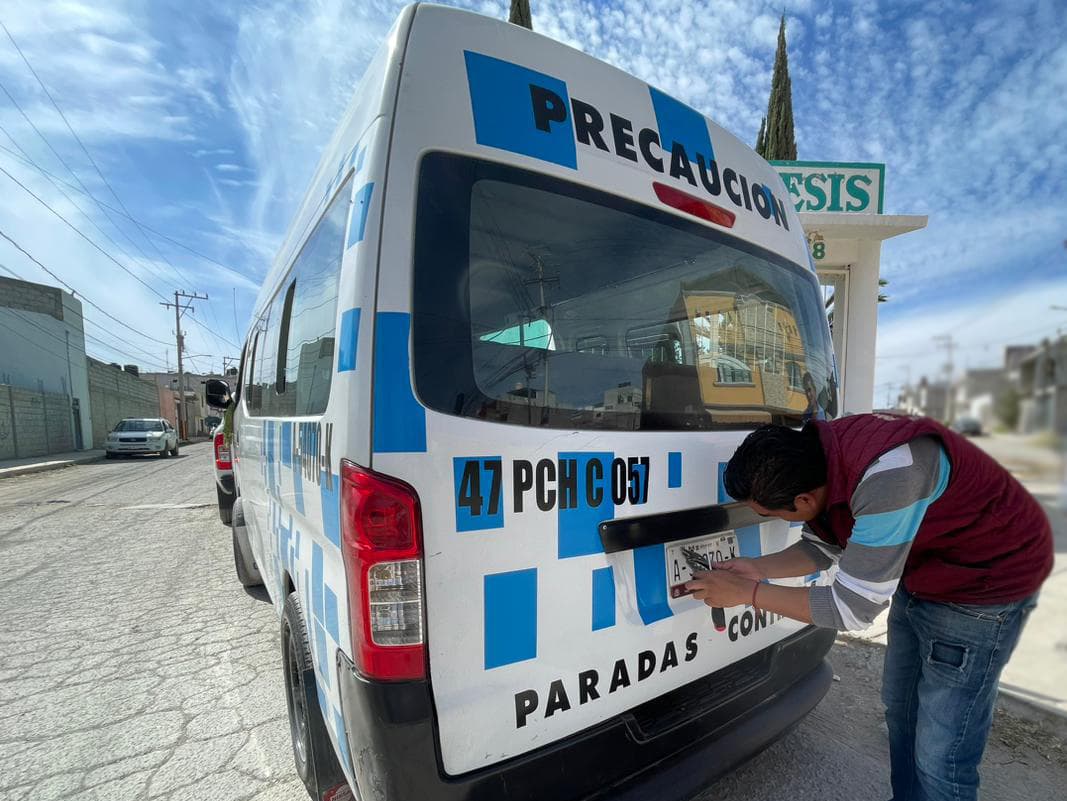 Por llevar mensaje ofensivo, se disculpa transportista en Pachuca