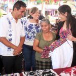 Entregó Sebiso premios económicos a ganadoras de concurso de bordados