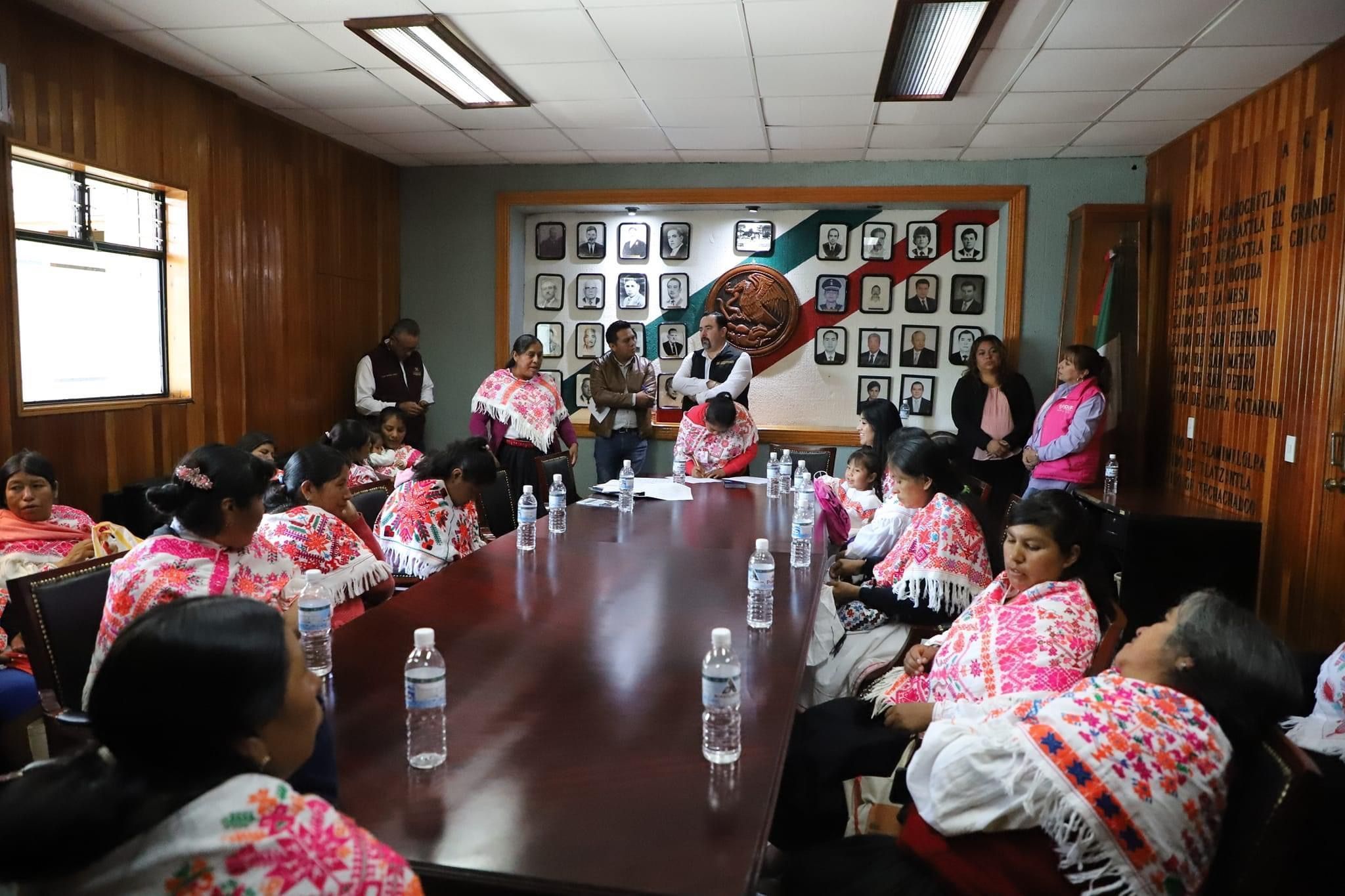 Mujeres de Acaxochitlán constituyen empresa para impulsar y proteger la actividad artesanal