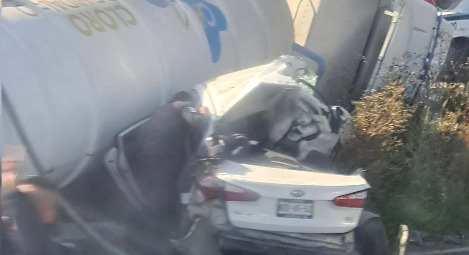 Vuelca pipa y aplasta auto en la México-Pachuca; un lesionado