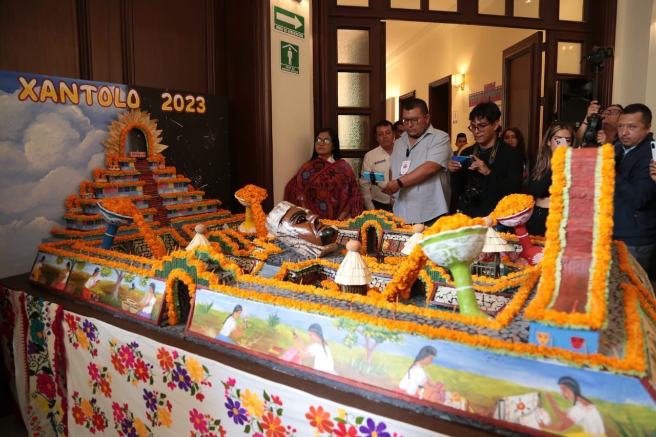 Presentan cartelera del Xantolo 2023 en Complejo Cultural Los Pinos