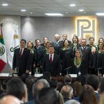 Reconoce Menchaca Salazar trabajo y compromiso del Poder Judicial “Es muy estimulante un evento como hoy pues se reflejan los resultados y el liderazgo de muchas personas que dedican gran parte de su tiempo a estudiar y a atender a la población, quienes exigen justicia y que se aplique la ley”, declaró el gobernador. Menchaca Salazar enfatizó que el liderazgo de la magistrada presidenta del Tribunal Superior de Justicia, Rebeca Stella Aladro Echeverría, avanza hacia la profesionalización de la familia judicial, la correcta impartición y administración de la justicia, aunado a la erradicación de la corrupción. “Este es un ejercicio de transparencia y de someterse a la crítica ciudadana, no es tan importante lo que nosotros como servidores públicos pensemos de nosotros, sino lo que la gente piense de nosotros, por ello necesitamos transformar y trascender para dejar un mejor legado del que nos dejaron”. Al rendir su primer informe de actividades, Aladro Echeverría aseguró que impartir justicia bajo los principios de legalidad, transparencia, un alto sentido humano y una política de puertas abiertas, son algunos de los mayores compromisos de su gestión “Materializar la filosofía ´Justicia con sentido humano´, ha sido uno de los pilares de esta gestión, por ello hemos recorrido cada uno de los distritos judiciales. Gracias a nuestra política de puertas abiertas, hoy comprendemos el sentir de la gente”, por lo que, se llevaron a cabo recorridos a todos los distritos judiciales, y se incrementó un 112 por ciento la atención de audiencias ciudadanas. La magistrada recordó que el Poder Judicial en la entidad se rige bajo los valores de proximidad, honestidad y eficiencia, por ello se crearon la Sexta y Séptima Sala del Sistema Penal Acusatorio, acorde a las exigencias dispuestas por el Legislativo. Asimismo, destacó la implementación de estrategias que tienen como objetivo primordial la mejora institucional, lo que se ve reflejado en el índice de confianza ciudadana que se ubica por encima de la media nacional con el 78 por ciento, según las encuestas aplicadas por USAID en el programa CONJUSTICIA. Además, en vías de la implementación del Código Nacional de Procedimientos Civiles y Familiares, dio cuenta de la creación de la Comisión Transitoria para su Implementación y Consolidación en el estado, así como la capacitación y participación activa del Poder Judicial de Hidalgo en los trabajos a nivel nacional, para adoptar acciones que den cabal y exitoso cumplimiento a esta reforma. Agregó que se amplió la infraestructura para la implementación del sistema de gestión y de control de los Consejos de Familia en los distritos judiciales de Actopan y Huejutla, así como estrategias para la consolidación de la Firma Electrónica Judicial, Sistema de Notificaciones Electrónicas y consulta de expedientes electrónicos, herramientas que modernizan los procesos jurisdiccionales y administrativos, dando paso a una atención más oportuna, pronta y precisa. Informó sobre la ejecución de tres obras con una inversión de 2.6 millones de pesos, dentro de las cuales, destacan la construcción de barda perimetral y trabajos para el resguardo y acceso al Juzgado Penal Acusatorio Oral de Metztitlán; así como el mejoramiento del Auditorio Benito Juárez del Tribunal Superior de Justicia. De igual forma, anunció la construcción de Ciudad Judicial de Apan y Ciudad Judicial de Tula, obras que se encuentran en su etapa de planificación y concentrarán en un solo espacio los servicios judiciales de esos distritos. En tanto que para dar a conocer y compartir el modelo de mediación indígena, el cual es referente a nivel nacional e internacional, precisó que este año se recibió la visita de representantes del estado de Morelos; asimismo, resaltó que la efectividad en la solución de conflictos a través de los mecanismos alternativos de solución de controversias es del 98.5 por ciento, lo que favorece una cultura de paz. También, dio a conocer la celebración de un convenio con la Fundación de la Universidad de Girona, España, para intercambio de conocimientos; el resultado del Índice Estatal de Rendición de Cuentas, donde la institución obtuvo un 98.98 por ciento de cumplimiento; la obtención de la calificación de 10 en la verificación virtual de la Plataforma Nacional de Transparencia, que otorga el ITAIH; y la creación de la primera Compañía de Teatro del Poder Judicial, cuyo propósito es sensibilizar e informar a la sociedad sobre el trabajo que realiza la institución. De esa forma, el titular del Ejecutivo estatal remarcó la buena relación y coordinación permanente que se han establecido con los poderes Ejecutivo y Legislativo, muestra del compromiso para consolidar un sistema de justicia eficiente y capaz de dar los resultados que las y los hidalguenses demandan, para así, “Hacer de Hidalgo una potencia”.