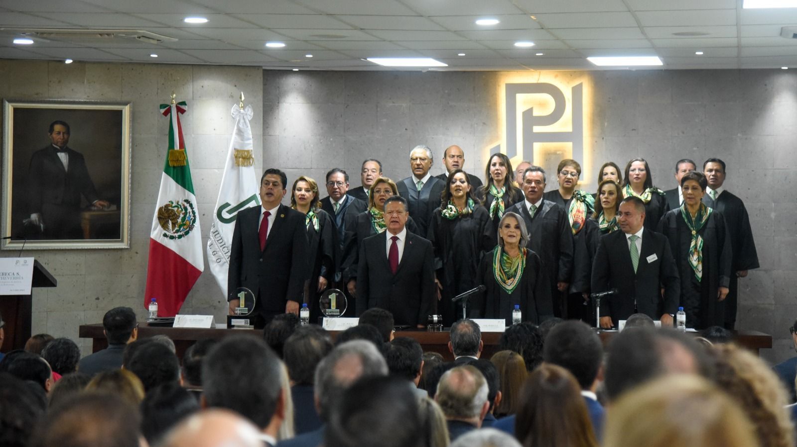 Reconoce Menchaca Salazar trabajo y compromiso del Poder Judicial “Es muy estimulante un evento como hoy pues se reflejan los resultados y el liderazgo de muchas personas que dedican gran parte de su tiempo a estudiar y a atender a la población, quienes exigen justicia y que se aplique la ley”, declaró el gobernador. Menchaca Salazar enfatizó que el liderazgo de la magistrada presidenta del Tribunal Superior de Justicia, Rebeca Stella Aladro Echeverría, avanza hacia la profesionalización de la familia judicial, la correcta impartición y administración de la justicia, aunado a la erradicación de la corrupción. “Este es un ejercicio de transparencia y de someterse a la crítica ciudadana, no es tan importante lo que nosotros como servidores públicos pensemos de nosotros, sino lo que la gente piense de nosotros, por ello necesitamos transformar y trascender para dejar un mejor legado del que nos dejaron”. Al rendir su primer informe de actividades, Aladro Echeverría aseguró que impartir justicia bajo los principios de legalidad, transparencia, un alto sentido humano y una política de puertas abiertas, son algunos de los mayores compromisos de su gestión “Materializar la filosofía ´Justicia con sentido humano´, ha sido uno de los pilares de esta gestión, por ello hemos recorrido cada uno de los distritos judiciales. Gracias a nuestra política de puertas abiertas, hoy comprendemos el sentir de la gente”, por lo que, se llevaron a cabo recorridos a todos los distritos judiciales, y se incrementó un 112 por ciento la atención de audiencias ciudadanas. La magistrada recordó que el Poder Judicial en la entidad se rige bajo los valores de proximidad, honestidad y eficiencia, por ello se crearon la Sexta y Séptima Sala del Sistema Penal Acusatorio, acorde a las exigencias dispuestas por el Legislativo. Asimismo, destacó la implementación de estrategias que tienen como objetivo primordial la mejora institucional, lo que se ve reflejado en el índice de confianza ciudadana que se ubica por encima de la media nacional con el 78 por ciento, según las encuestas aplicadas por USAID en el programa CONJUSTICIA. Además, en vías de la implementación del Código Nacional de Procedimientos Civiles y Familiares, dio cuenta de la creación de la Comisión Transitoria para su Implementación y Consolidación en el estado, así como la capacitación y participación activa del Poder Judicial de Hidalgo en los trabajos a nivel nacional, para adoptar acciones que den cabal y exitoso cumplimiento a esta reforma. Agregó que se amplió la infraestructura para la implementación del sistema de gestión y de control de los Consejos de Familia en los distritos judiciales de Actopan y Huejutla, así como estrategias para la consolidación de la Firma Electrónica Judicial, Sistema de Notificaciones Electrónicas y consulta de expedientes electrónicos, herramientas que modernizan los procesos jurisdiccionales y administrativos, dando paso a una atención más oportuna, pronta y precisa. Informó sobre la ejecución de tres obras con una inversión de 2.6 millones de pesos, dentro de las cuales, destacan la construcción de barda perimetral y trabajos para el resguardo y acceso al Juzgado Penal Acusatorio Oral de Metztitlán; así como el mejoramiento del Auditorio Benito Juárez del Tribunal Superior de Justicia. De igual forma, anunció la construcción de Ciudad Judicial de Apan y Ciudad Judicial de Tula, obras que se encuentran en su etapa de planificación y concentrarán en un solo espacio los servicios judiciales de esos distritos. En tanto que para dar a conocer y compartir el modelo de mediación indígena, el cual es referente a nivel nacional e internacional, precisó que este año se recibió la visita de representantes del estado de Morelos; asimismo, resaltó que la efectividad en la solución de conflictos a través de los mecanismos alternativos de solución de controversias es del 98.5 por ciento, lo que favorece una cultura de paz. También, dio a conocer la celebración de un convenio con la Fundación de la Universidad de Girona, España, para intercambio de conocimientos; el resultado del Índice Estatal de Rendición de Cuentas, donde la institución obtuvo un 98.98 por ciento de cumplimiento; la obtención de la calificación de 10 en la verificación virtual de la Plataforma Nacional de Transparencia, que otorga el ITAIH; y la creación de la primera Compañía de Teatro del Poder Judicial, cuyo propósito es sensibilizar e informar a la sociedad sobre el trabajo que realiza la institución. De esa forma, el titular del Ejecutivo estatal remarcó la buena relación y coordinación permanente que se han establecido con los poderes Ejecutivo y Legislativo, muestra del compromiso para consolidar un sistema de justicia eficiente y capaz de dar los resultados que las y los hidalguenses demandan, para así, “Hacer de Hidalgo una potencia”.