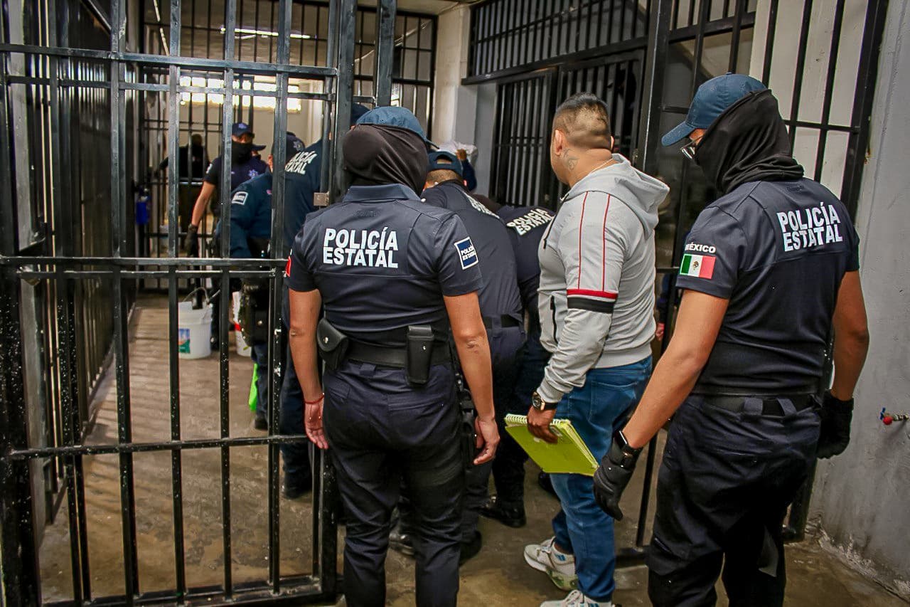 Decomisan tarjetas SIM, altares, droga y más objetos en Ceresos de Hidalgo