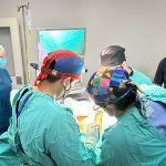 Realizan trasplantes renales en hospitales de Hidalgo Muestra de estos actos de empatía y solidaridad se dieron esta semana en dos nosocomios de la Red de Hospitales de la Secretaría de Salud de Hidalgo (SSH). El primer caso ocurrió el martes 28 de noviembre en el Hospital General de Pachuca, donde un masculino con diagnóstico de enfermedad renal crónica en etapa V recibió un riñón por parte de su hermano. En esta ocasión, la cirugía dual (se procura el órgano y al mismo tiempo se trasplanta) permitió el éxito del procedimiento y el favorable pronóstico para el donador y receptor. En tanto que, este miércoles, tras el lamentable deceso de un paciente masculino de 21 años de edad, y la valiente decisión de su familia, en el Hospital General de Tulancingo se procuraron ambos riñones que se enviarán al Instituto Nacional de Cardiología y al Hospital General de Pachuca, hígado para el Hospital Juárez de México y córneas para el Hospital General de México. Con estos procedimientos desde el arranque del programa de Donación de Órganos y Tejidos, Hidalgo alcanzó los 210 trasplantes renales. En este 2023 se han realizado 7 trasplantes de riñón.