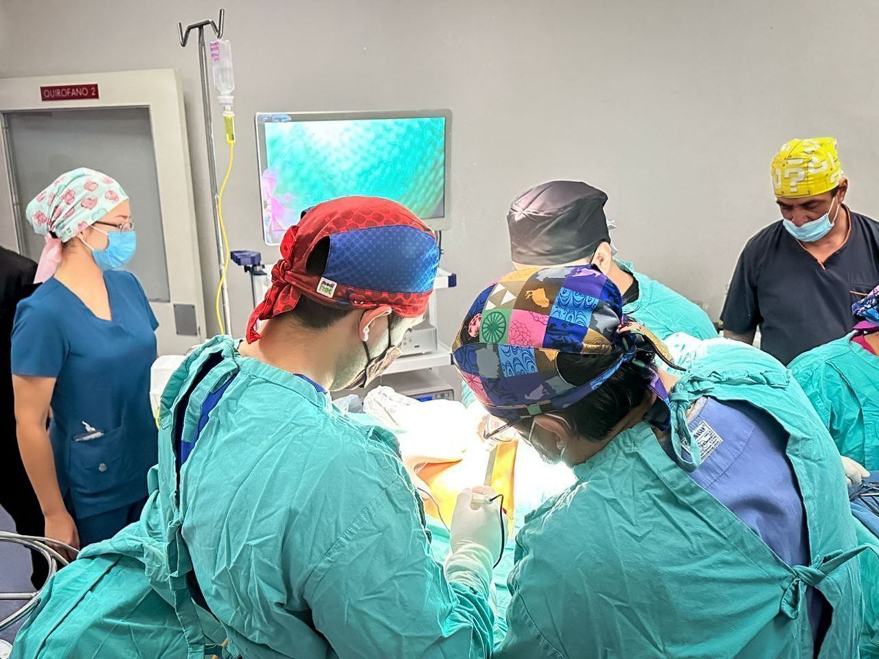 Realizan trasplantes renales en hospitales de Hidalgo Muestra de estos actos de empatía y solidaridad se dieron esta semana en dos nosocomios de la Red de Hospitales de la Secretaría de Salud de Hidalgo (SSH). El primer caso ocurrió el martes 28 de noviembre en el Hospital General de Pachuca, donde un masculino con diagnóstico de enfermedad renal crónica en etapa V recibió un riñón por parte de su hermano. En esta ocasión, la cirugía dual (se procura el órgano y al mismo tiempo se trasplanta) permitió el éxito del procedimiento y el favorable pronóstico para el donador y receptor. En tanto que, este miércoles, tras el lamentable deceso de un paciente masculino de 21 años de edad, y la valiente decisión de su familia, en el Hospital General de Tulancingo se procuraron ambos riñones que se enviarán al Instituto Nacional de Cardiología y al Hospital General de Pachuca, hígado para el Hospital Juárez de México y córneas para el Hospital General de México. Con estos procedimientos desde el arranque del programa de Donación de Órganos y Tejidos, Hidalgo alcanzó los 210 trasplantes renales. En este 2023 se han realizado 7 trasplantes de riñón.
