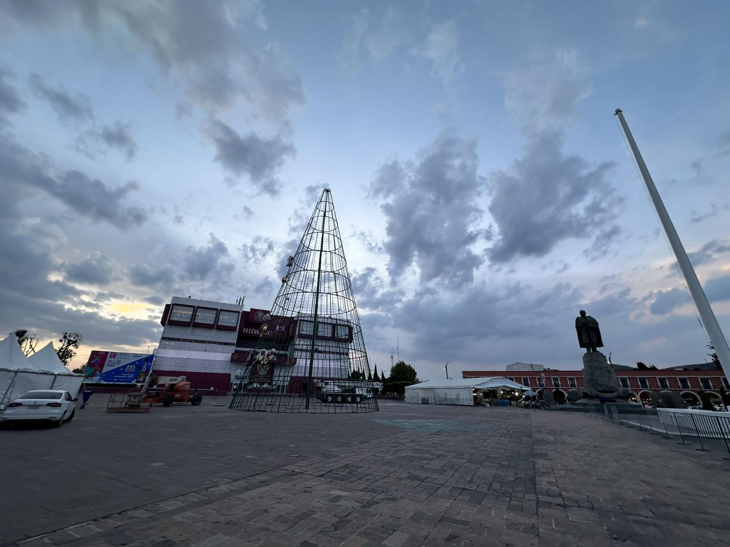 Encendido de árbol de Navidad en plaza Juárez de Pachuca, próximo miércoles