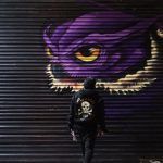 Intervienen artistas cortinas de locales en el Centro de Pachuca