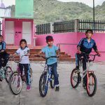 Equipa la CEDSPI a niños y niñas con “bicis” para trasladarse a su escuela