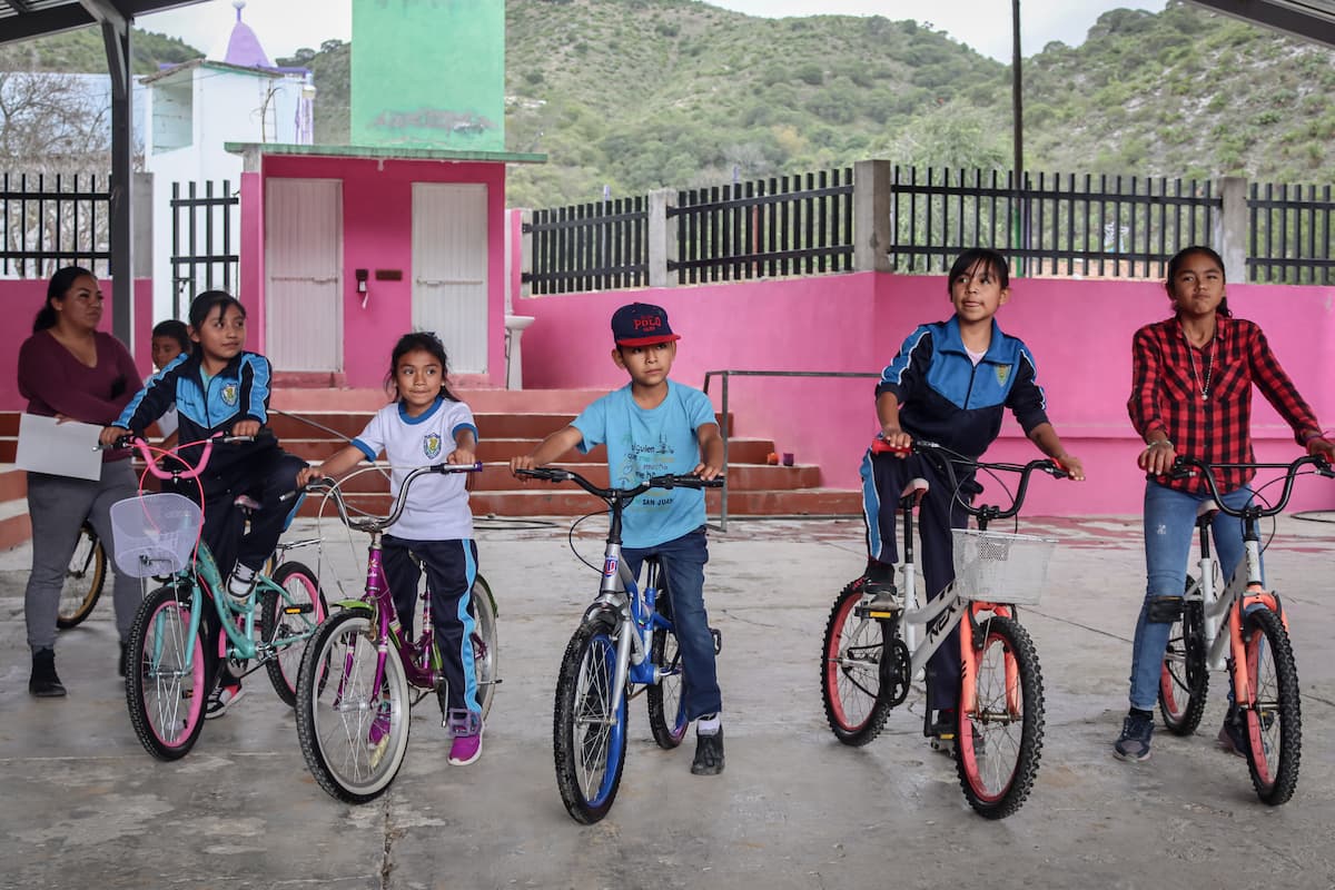 Equipa la CEDSPI a niños y niñas con “bicis” para trasladarse a su escuela