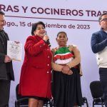Realizará Turismo catálogo de cocineras y cocineros tradicionales En este contexto festivo, Elizabeth Quintanar Gómez, titular de la Secretaría de Turismo, aseguró que la cocina tradicional de Hidalgo es la mejor del mundo, reconocida por su sabor, por la forma en cómo se sirve, el aroma, la mezcla de productos naturales así como un legado que se ha transmitido a través de cientos de generaciones. Indicó además que, con la riqueza gastronómica con la que cuenta Hidalgo, se trabajará el próximo año en el catálogo de las cocineras y cocineros tradicionales con los que cuenta la entidad. “Este censo se realizará con división de edades, regiones y platillos, esto con la finalidad de brindar las mismas oportunidades a todo el talento hidalguense”, indicó la funcionaria, tras su participación en la inauguración del evento organizado por la Dirección General de Productos Turísticos y Pueblos Mágicos, a cargo de Efrén Ángeles Plascencia. Poco más de 20 artesanos, cocineras y cocineros tradicionales se dieron cita este día para comercializar sus productos y alimentos con los que dan muestra de la riqueza con la que cuenta Hidalgo. El pasado 29 noviembre, el senado del país votó para que se constituya el Día Nacional de las Cocineras y Cocineros Tradicionales, sin embargo, falta la aprobación del Congreso. “Las cocineras tradicionales participarán en todas las ferias nacionales e internacionales representando orgullosamente a Hidalgo”, señaló Quintanar Gómez. El subsecretario de Turismo, Salvador Navarrete Zorrilla, hizo entrega del reconocimiento a la cocinera tradicional, Cristina Martínez Cruz, quien representó a Hidalgo en el Foro Mundial de Gastronomía Mexicana en Morelia, Michoacán; además de participar en el Encuentro Nacional de Cocineras Tradicionales en Cuernavaca, Morelos. Cabe destacar que, durante la participación de Martínez Cruz en el Foro Mundial de Gastronomía Mexicana, el estado de Hidalgo ganó el premio de mejor presentación de stand y de sabor. “Hidalgo cuenta con más de mil 500 cocineras tradicionales, por lo tanto, resulta importante difundir y reconocer a las cocineras y cocineros tradicionales, además de darles valor a su riqueza gastronómica y grandeza”, finalizó Quintanar Gómez.