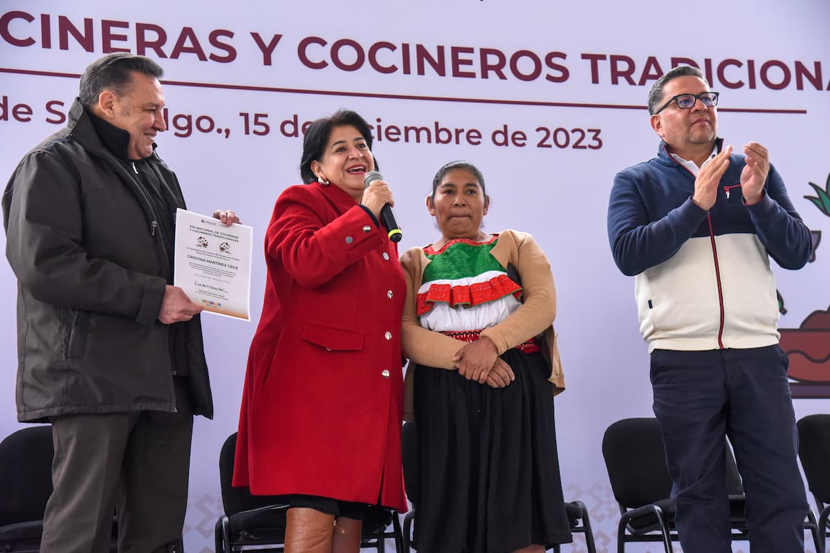 Realizará Turismo catálogo de cocineras y cocineros tradicionales En este contexto festivo, Elizabeth Quintanar Gómez, titular de la Secretaría de Turismo, aseguró que la cocina tradicional de Hidalgo es la mejor del mundo, reconocida por su sabor, por la forma en cómo se sirve, el aroma, la mezcla de productos naturales así como un legado que se ha transmitido a través de cientos de generaciones. Indicó además que, con la riqueza gastronómica con la que cuenta Hidalgo, se trabajará el próximo año en el catálogo de las cocineras y cocineros tradicionales con los que cuenta la entidad. “Este censo se realizará con división de edades, regiones y platillos, esto con la finalidad de brindar las mismas oportunidades a todo el talento hidalguense”, indicó la funcionaria, tras su participación en la inauguración del evento organizado por la Dirección General de Productos Turísticos y Pueblos Mágicos, a cargo de Efrén Ángeles Plascencia. Poco más de 20 artesanos, cocineras y cocineros tradicionales se dieron cita este día para comercializar sus productos y alimentos con los que dan muestra de la riqueza con la que cuenta Hidalgo. El pasado 29 noviembre, el senado del país votó para que se constituya el Día Nacional de las Cocineras y Cocineros Tradicionales, sin embargo, falta la aprobación del Congreso. “Las cocineras tradicionales participarán en todas las ferias nacionales e internacionales representando orgullosamente a Hidalgo”, señaló Quintanar Gómez. El subsecretario de Turismo, Salvador Navarrete Zorrilla, hizo entrega del reconocimiento a la cocinera tradicional, Cristina Martínez Cruz, quien representó a Hidalgo en el Foro Mundial de Gastronomía Mexicana en Morelia, Michoacán; además de participar en el Encuentro Nacional de Cocineras Tradicionales en Cuernavaca, Morelos. Cabe destacar que, durante la participación de Martínez Cruz en el Foro Mundial de Gastronomía Mexicana, el estado de Hidalgo ganó el premio de mejor presentación de stand y de sabor. “Hidalgo cuenta con más de mil 500 cocineras tradicionales, por lo tanto, resulta importante difundir y reconocer a las cocineras y cocineros tradicionales, además de darles valor a su riqueza gastronómica y grandeza”, finalizó Quintanar Gómez.