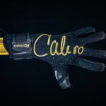 Homenajean a Miguel Calero con guantes para portero