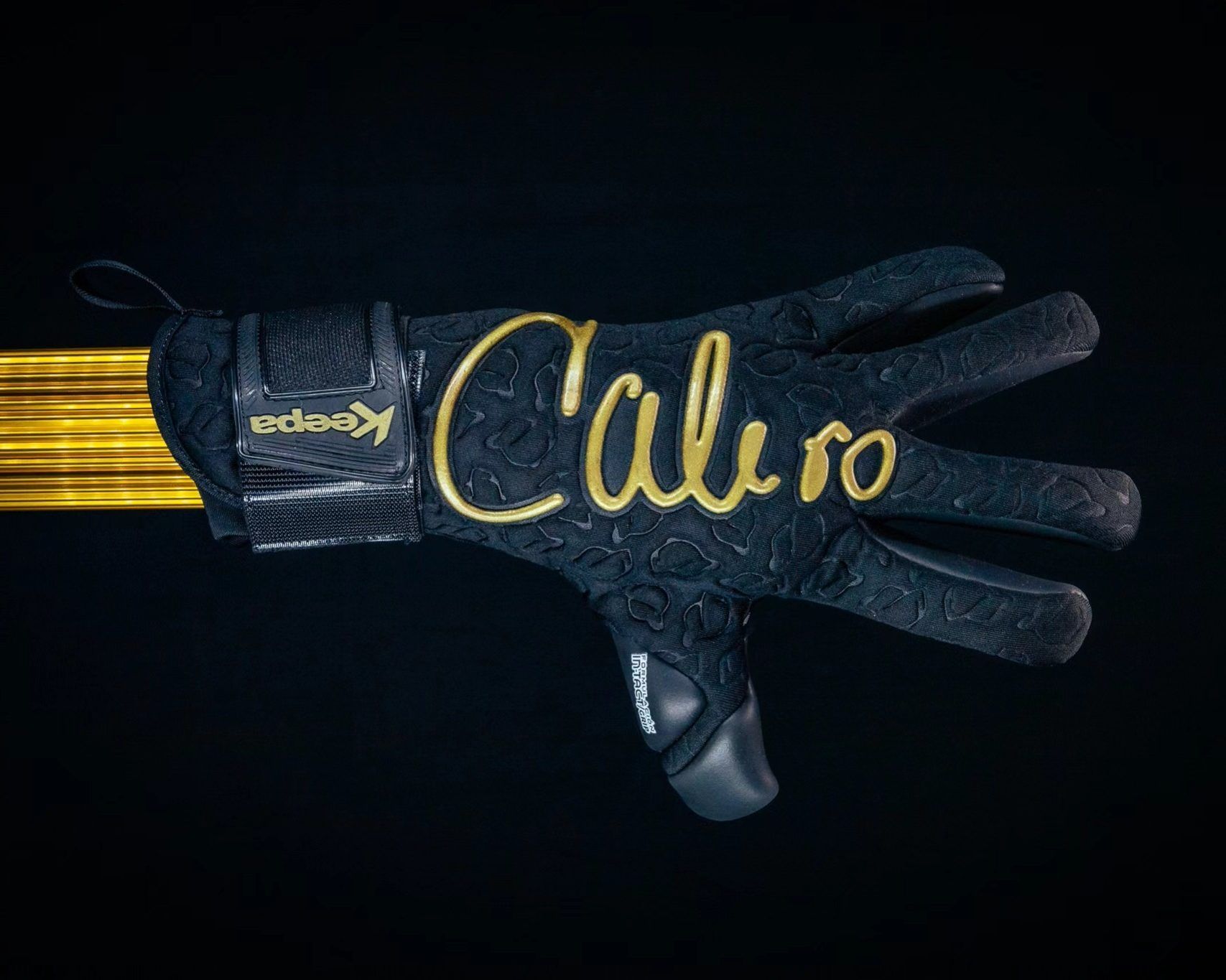 Homenajean a Miguel Calero con guantes para portero