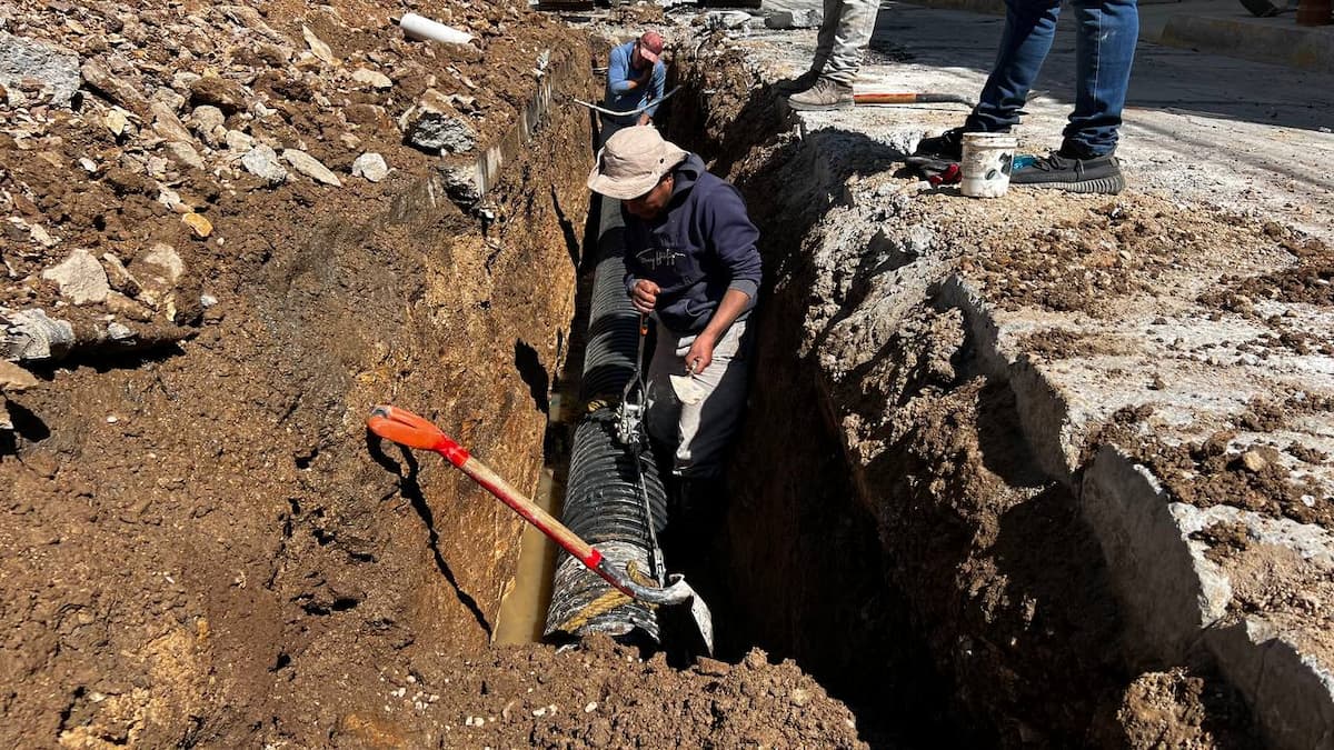 Colapsa línea de agua y causa fuga, en Cubitos
