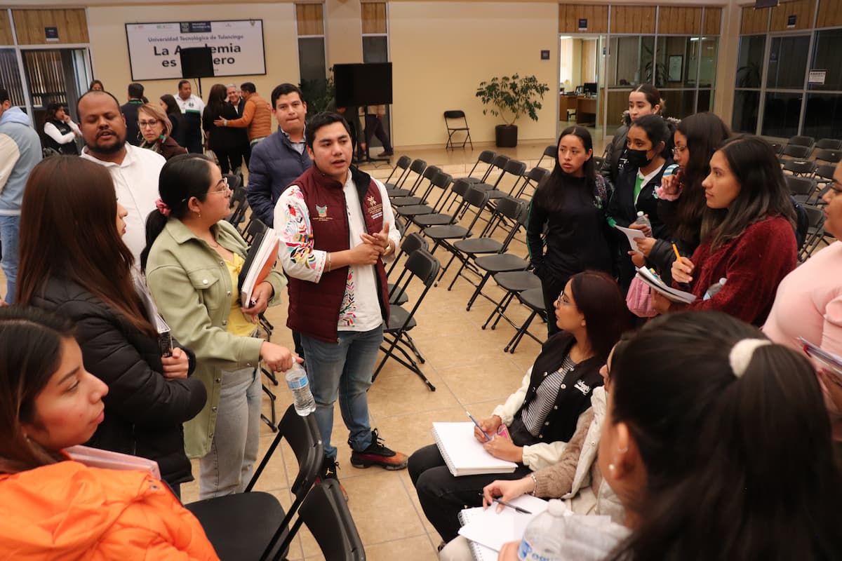 Inhjuve invita a participar en convocatorias para emprendimientos y capacitación El director general del Instituto, Ricardo Olvera Molina, comentó que se busca fortalecer a las y los jóvenes de Hidalgo para que sean agentes de cambio inmediato, porque son las generaciones del ahora, y si se trabaja con ellas, si se les capacita y orienta, podemos consolidar un mejor estado. La primera convocatoria se llama “Trasformando Emprendedores”, dirigida a personas de entre 18 a 29 años que residan en la entidad y tengan iniciativas empresariales en marcha con vías a consolidarse o que requieran fortalecer sus micro, pequeñas o medianas empresas. Con el respaldo del gobierno estatal, encabezado por Julio Menchaca Salazar, se otorgará un apoyo económico de 20 mil pesos para impulsar sus proyectos. Esta convocatoria estará abierta hasta el 29 de febrero. La segunda es “Transformando a través del Talento”, y cierra el 20 de febrero. Esta iniciativa busca apoyar a jóvenes en la realización de actividades de capacitación relacionadas con su enfoque profesional, técnico u ocupacional, a fin de que, a través de ellas, hagan una diferencia en su comunidad. Las personas beneficiadas recibirán 4 mil pesos. Olvera Molina comentó que acciones como estas se logran gracias al trabajo conjunto y el respaldo que brinda la encargada del Despacho de la Secretaría de Bienestar e Inclusión Social (Sebiso), Neyda Naranjo Baltazar, quien ha demostrado un profundo interés en el desarrollo integral de las juventudes de nuestro estado. Quienes deseen participar en estas convocatorias pueden consultar las bases en las redes sociales del Inhjuve o en el sitio https://juventud.hidalgo.gob.mx/Convocatorias
