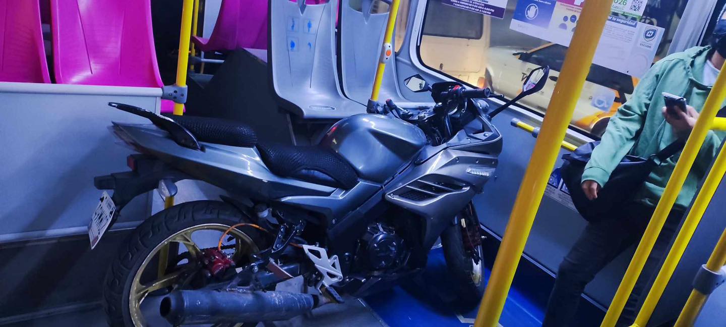 Toman medidas en Tuzobús por transportar motocicleta
