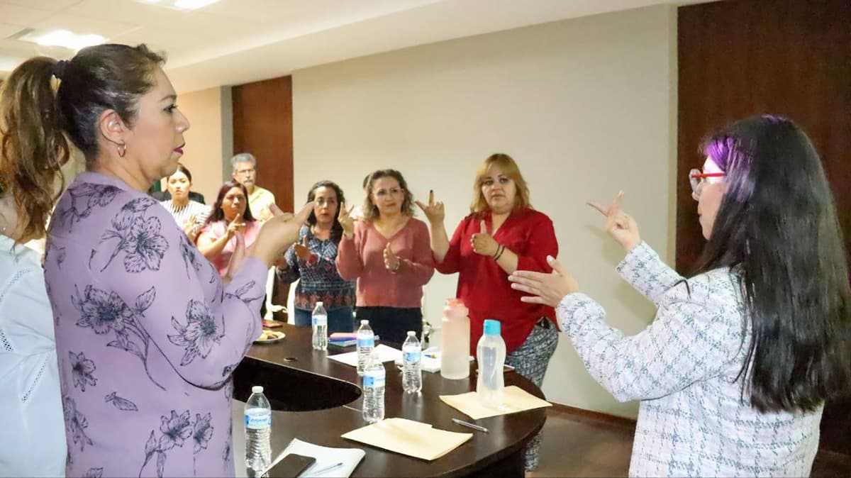 Imparten taller de Lengua de Señas Mexicana a servidores públicos