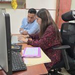 Dan de baja a contratistas por incumplir con ley, en Hidalgo Derivado de ello, actualmente se tienen 548 registros de contratistas vigentes en el padrón. De estos, se identificaron casos en los que se incumplió desde una, hasta 86 obras por contratista. Cabe recordar que las personas físicas y morales que causen baja del padrón, no podrán celebrar contratos con el sector público en Hidalgo, en tanto solventen las irregularidades que dieron lugar a esta. De acuerdo a lo anterior, se tienen una meta inicial de baja a 500 proveedores. Con estas medidas se pretende reducir el padrón en al menos en un 20% para garantizar que se cuenta con personas físicas y morales que cumplan de manera íntegra con los servicios para los cuales fueron contratados. Como medida complementaria dio inicio al análisis de un total de 6 mil 17 proveedores, que cuentan con registro vigente, con la finalidad de verificar su correcto funcionamiento. Además, se verificarán algunos puntos como: registro ante el IMSS, domicilio en Hidalgo y que puedan acreditar el giro al que pertenecen. Finalmente se tiene en curso la instrumentación de promover la política de integridad entre las empresas para que puedan ofrecer servicios íntegros de forma permanente.