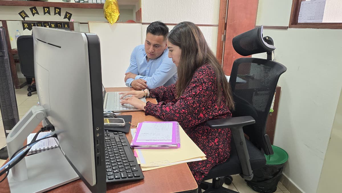 Dan de baja a contratistas por incumplir con ley, en Hidalgo Derivado de ello, actualmente se tienen 548 registros de contratistas vigentes en el padrón. De estos, se identificaron casos en los que se incumplió desde una, hasta 86 obras por contratista. Cabe recordar que las personas físicas y morales que causen baja del padrón, no podrán celebrar contratos con el sector público en Hidalgo, en tanto solventen las irregularidades que dieron lugar a esta. De acuerdo a lo anterior, se tienen una meta inicial de baja a 500 proveedores. Con estas medidas se pretende reducir el padrón en al menos en un 20% para garantizar que se cuenta con personas físicas y morales que cumplan de manera íntegra con los servicios para los cuales fueron contratados. Como medida complementaria dio inicio al análisis de un total de 6 mil 17 proveedores, que cuentan con registro vigente, con la finalidad de verificar su correcto funcionamiento. Además, se verificarán algunos puntos como: registro ante el IMSS, domicilio en Hidalgo y que puedan acreditar el giro al que pertenecen. Finalmente se tiene en curso la instrumentación de promover la política de integridad entre las empresas para que puedan ofrecer servicios íntegros de forma permanente.