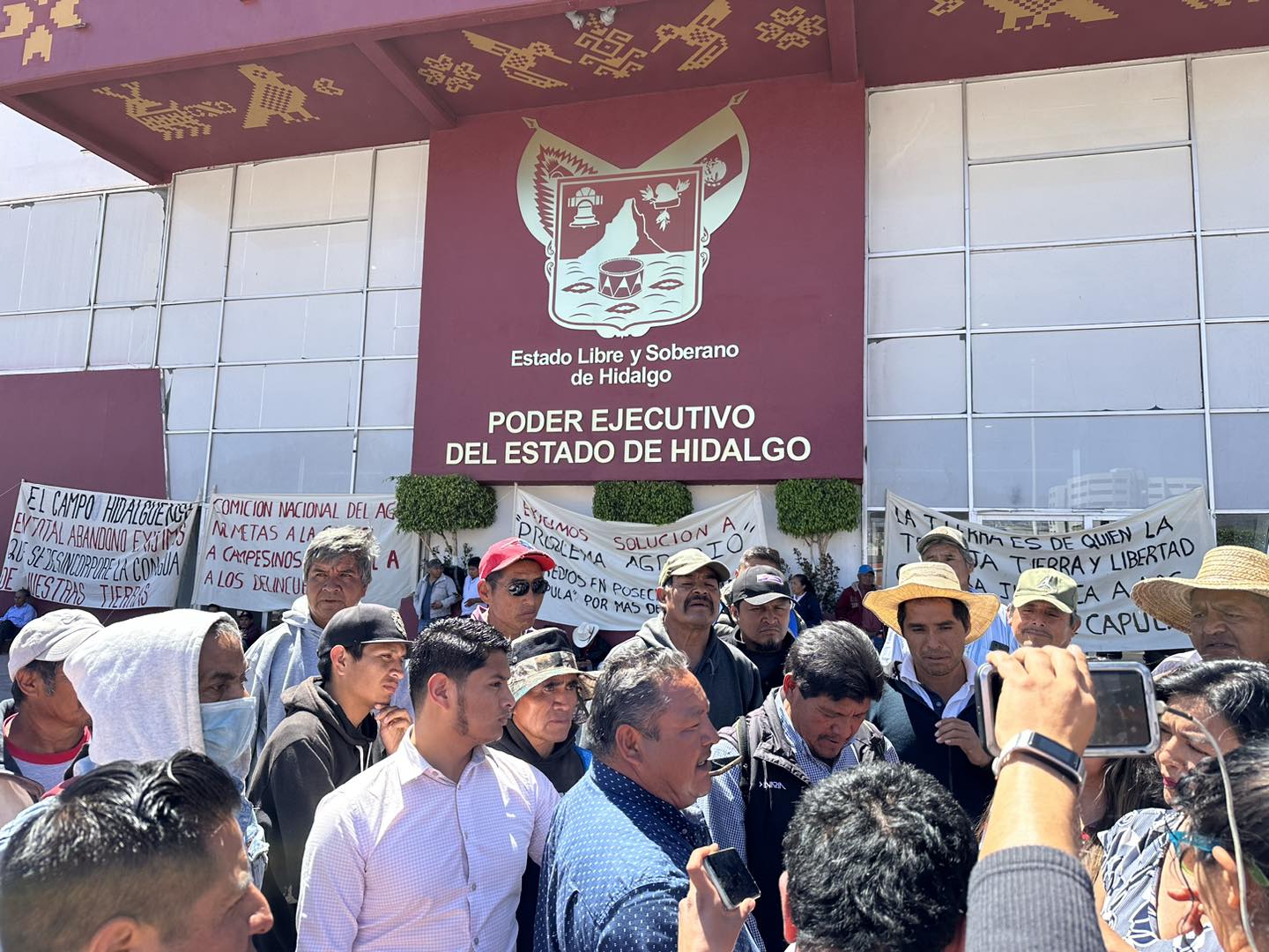 Manifestantes permiten salida de trabajadores de Gobierno tres siete horas