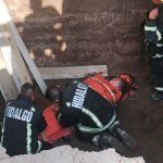 Rescatan a pareja de adultos mayores que cayó en excavación, en Pachuca