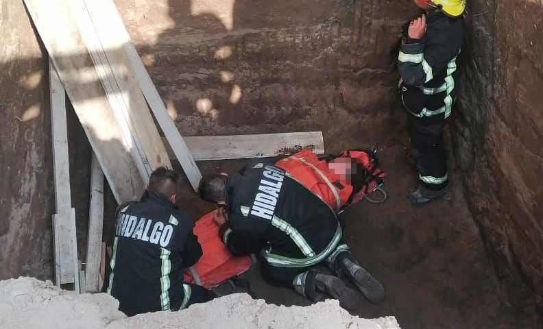Rescatan a pareja de adultos mayores que cayó en excavación, en Pachuca