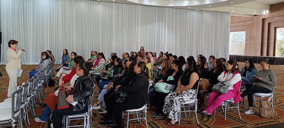 Imparten taller de Planeación Narrativa y Trabajo por Proyectos en Educación Básica