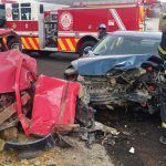 Rescatan a una persona tras quedar prensada dentro de auto, en Tlaxiaca