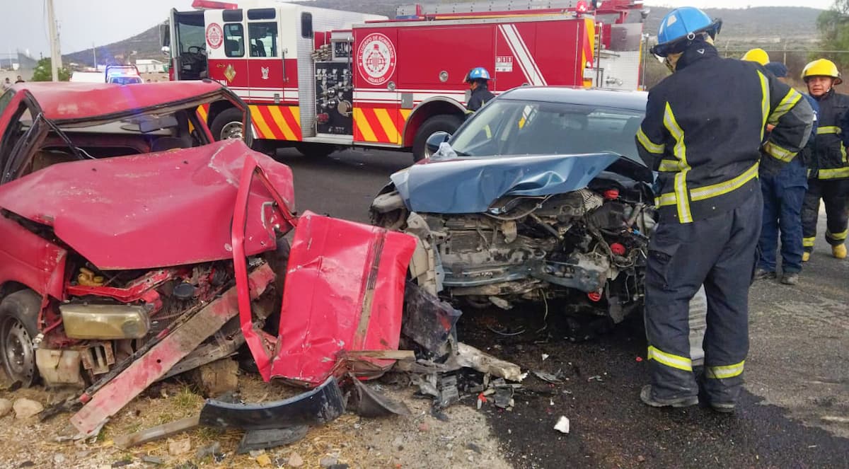 Rescatan a una persona tras quedar prensada dentro de auto, en Tlaxiaca