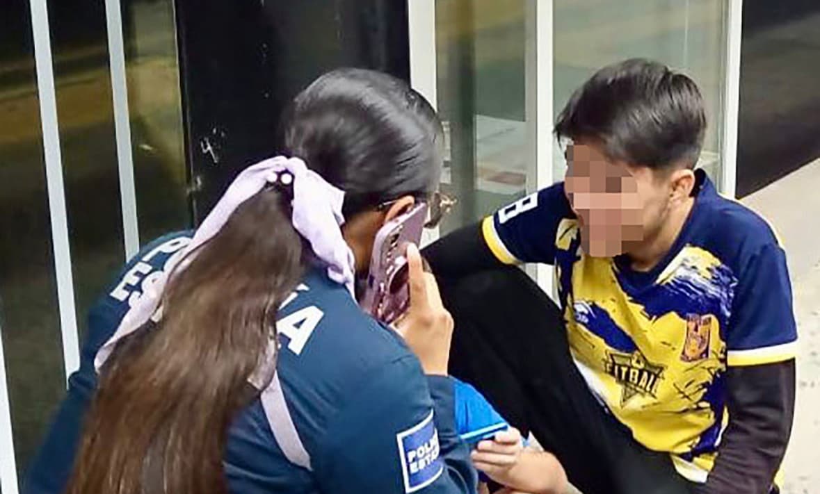 Auxilian a un menor hallado sin compañía en el Tuzobús