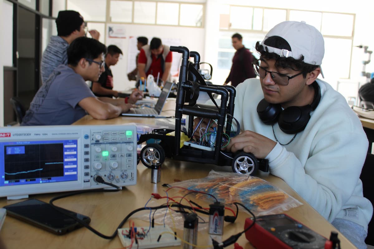 Estudiantes de la UTVAM desarrollan prototipo de silla de ruedas