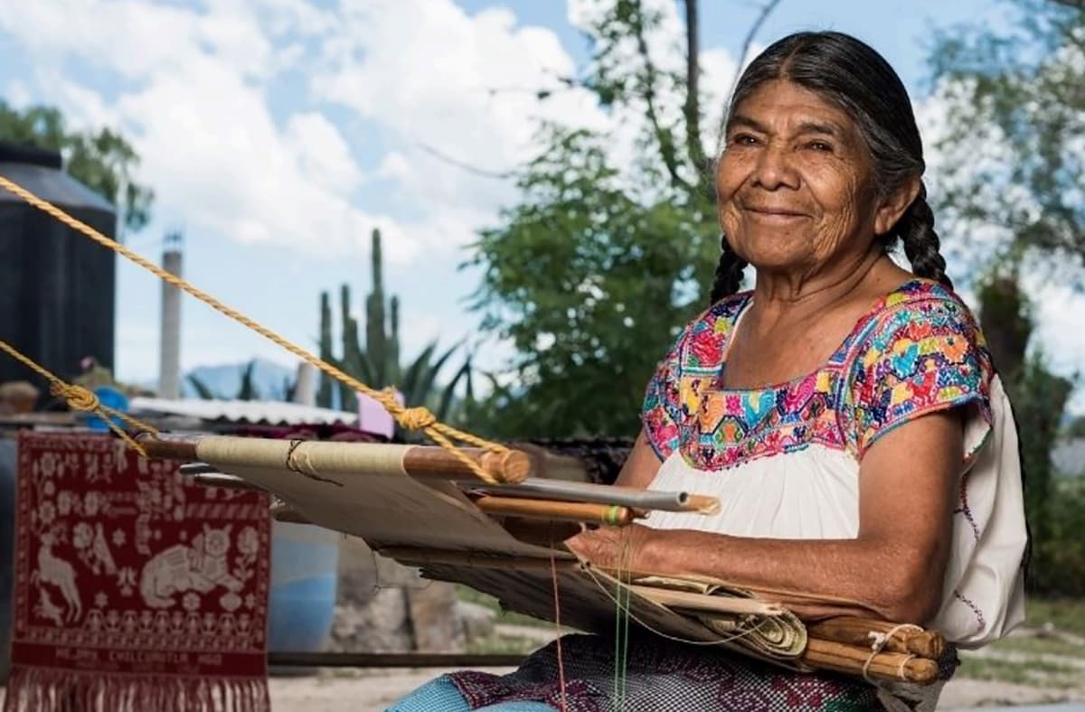 Destaca artesana del Valle del Mezquital en premio de promoción cultural