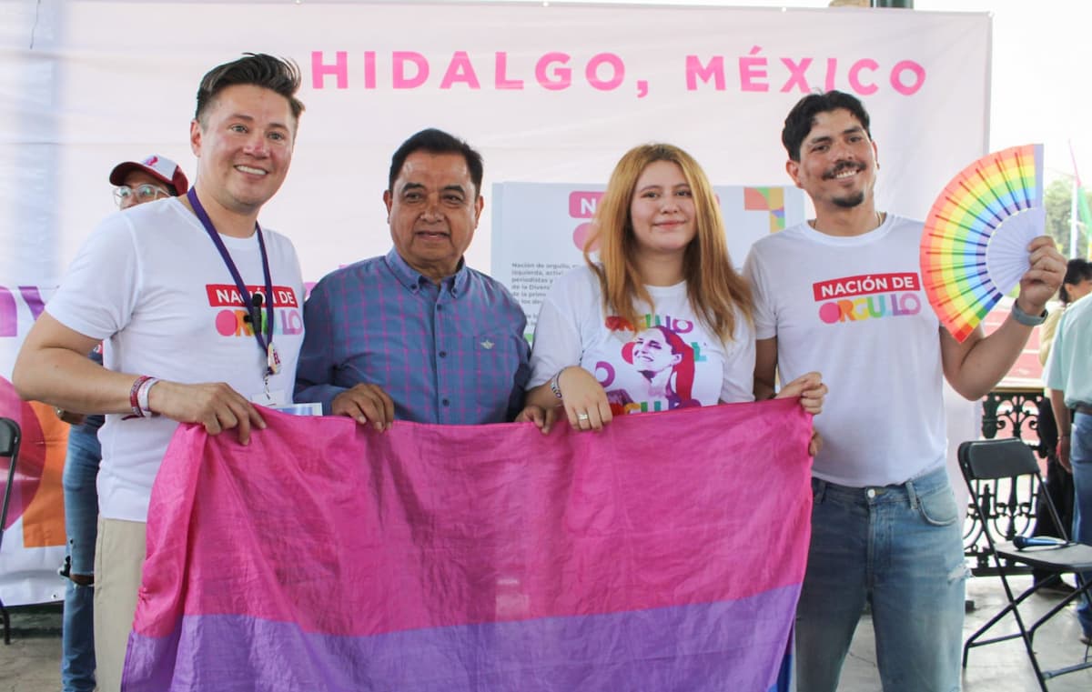 Andrés Velázquez firma compromiso en defensa de derechos LGBT+