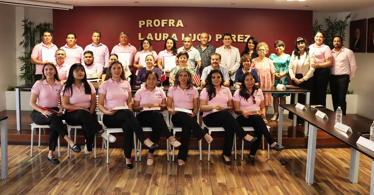 Entrega IHE oficios de comisión a docentes que participarán en programa de intercambio México-Estados Unidos