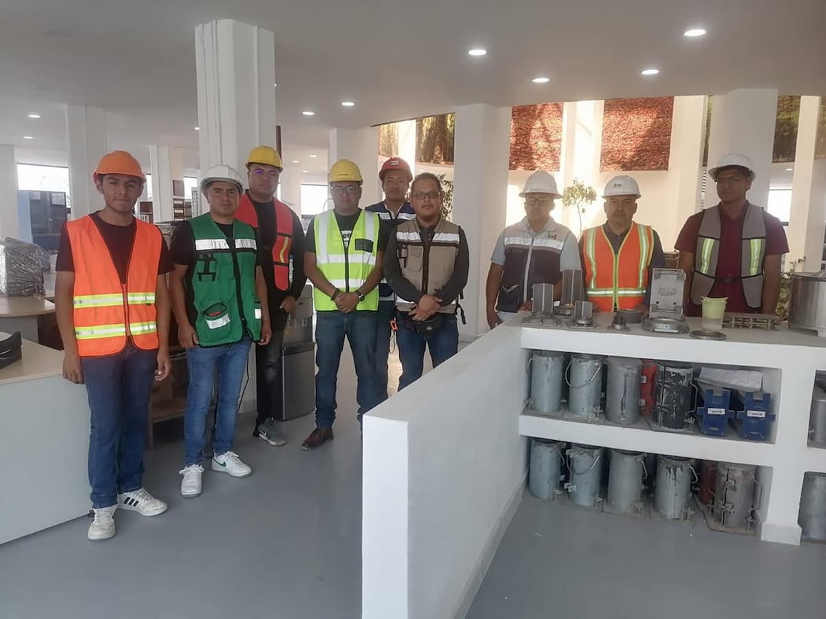 La Secretaría de la Contraloría recibió a estudiantes, a fin de conocer las instalaciones del laboratorio de Análisis y Verificación de Materiales de Construcción que se usa para la supervisión en obras públicas a nivel estatal.