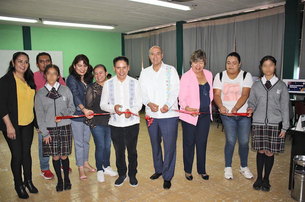 Secundaria de Zimapán recibió mobiliario y equipo de cómputo