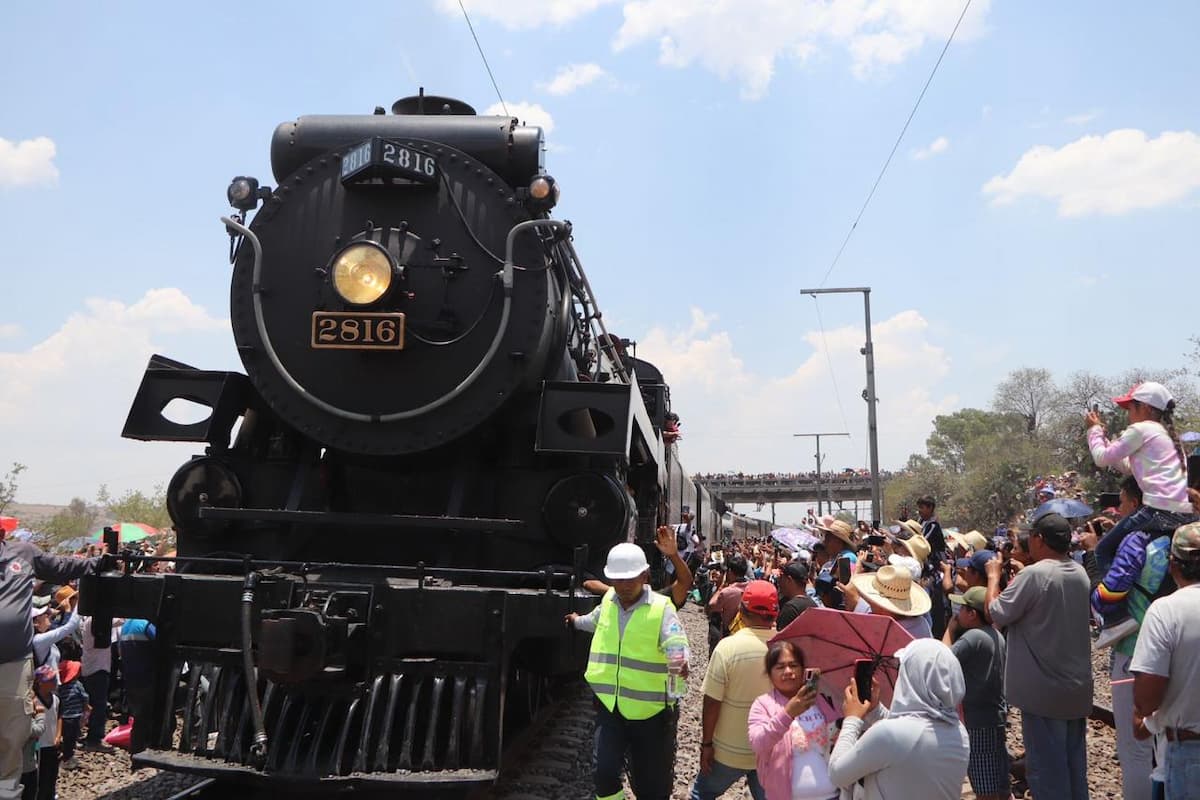 Con gran emoción recibieron en Hidalgo al tren de vapor Empress 2816