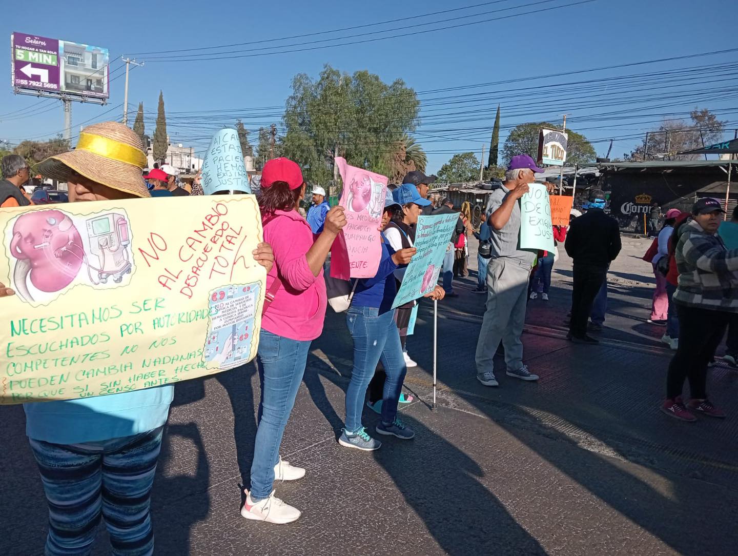 Pacientes de hemodiálisis se manifiestan en la México-Pachuca; quieren enviarles al Edomex