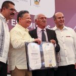 Reconocen años de entrega de docentes hidalguenses